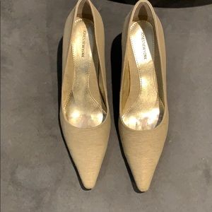 Beige textured pumps